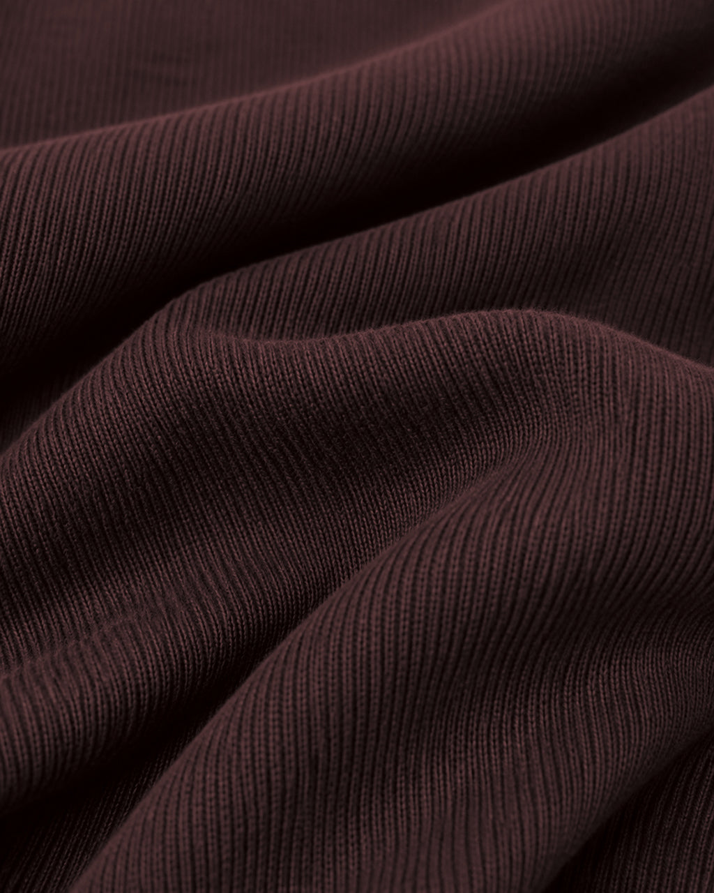 Nahaufnahme der gerippten Stoffstruktur des ÜRON Signature Henley in tiefem Espressobraun.