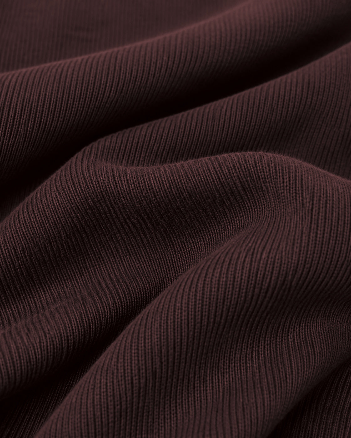 Nahaufnahme der gerippten Stoffstruktur des ÜRON Signature Henley in tiefem Espressobraun.