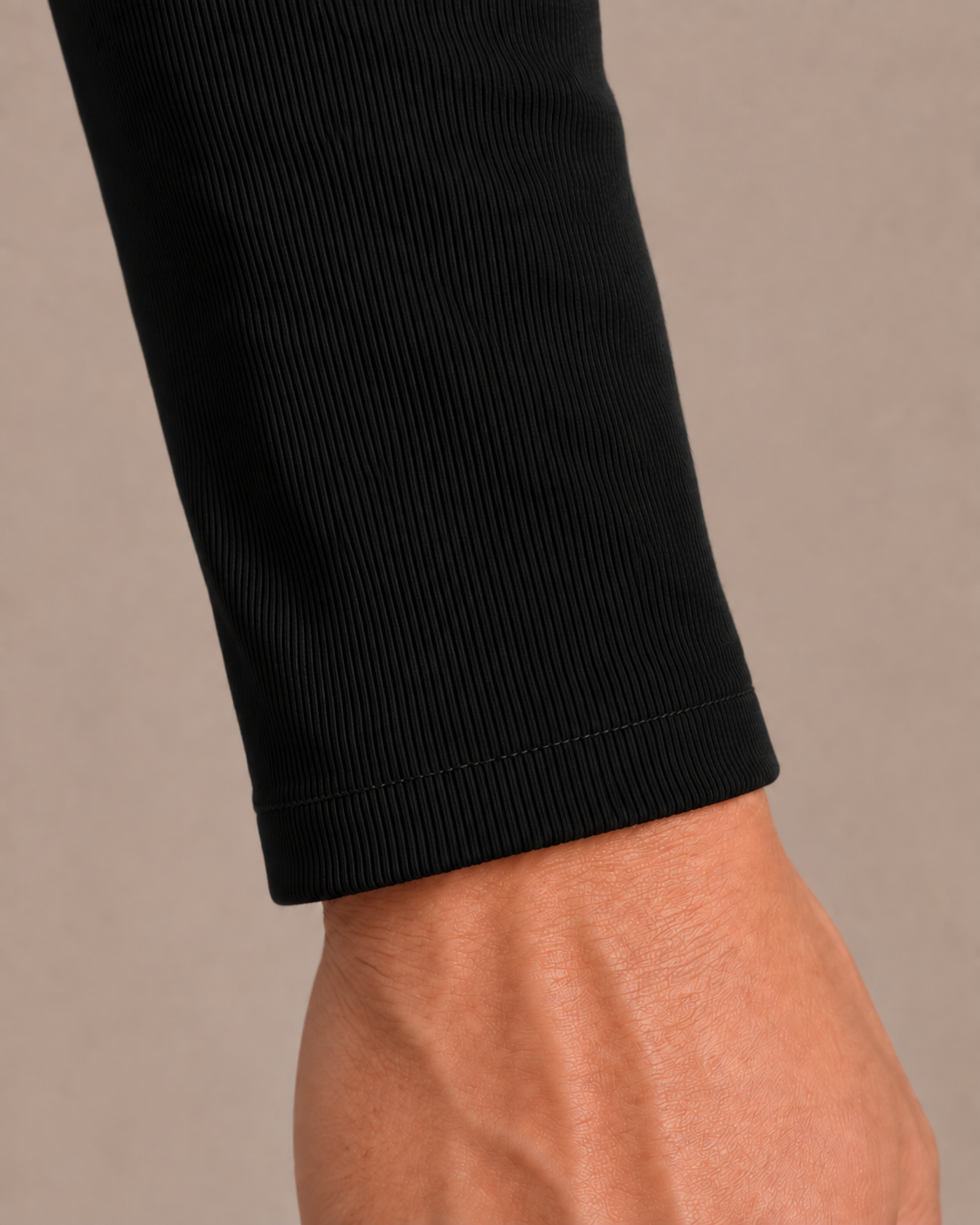 Detail des schwarzen langen Ärmels und Ärmelabschlusses am ÜRON Signature Henley.