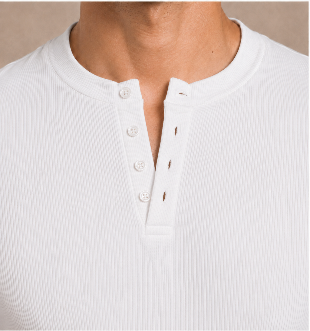 Weißes ÜRON Signature Henley am Model – Nahaufnahme von Halsausschnitt und Knopfleiste.