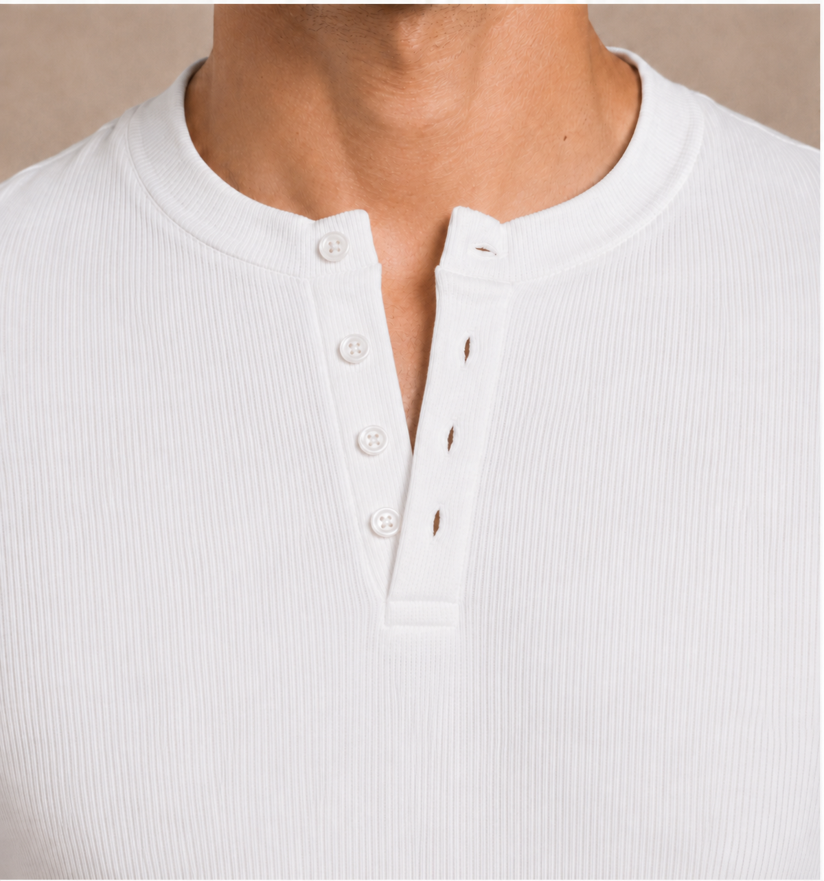 Weißes ÜRON Signature Henley am Model – Nahaufnahme von Halsausschnitt und Knopfleiste.