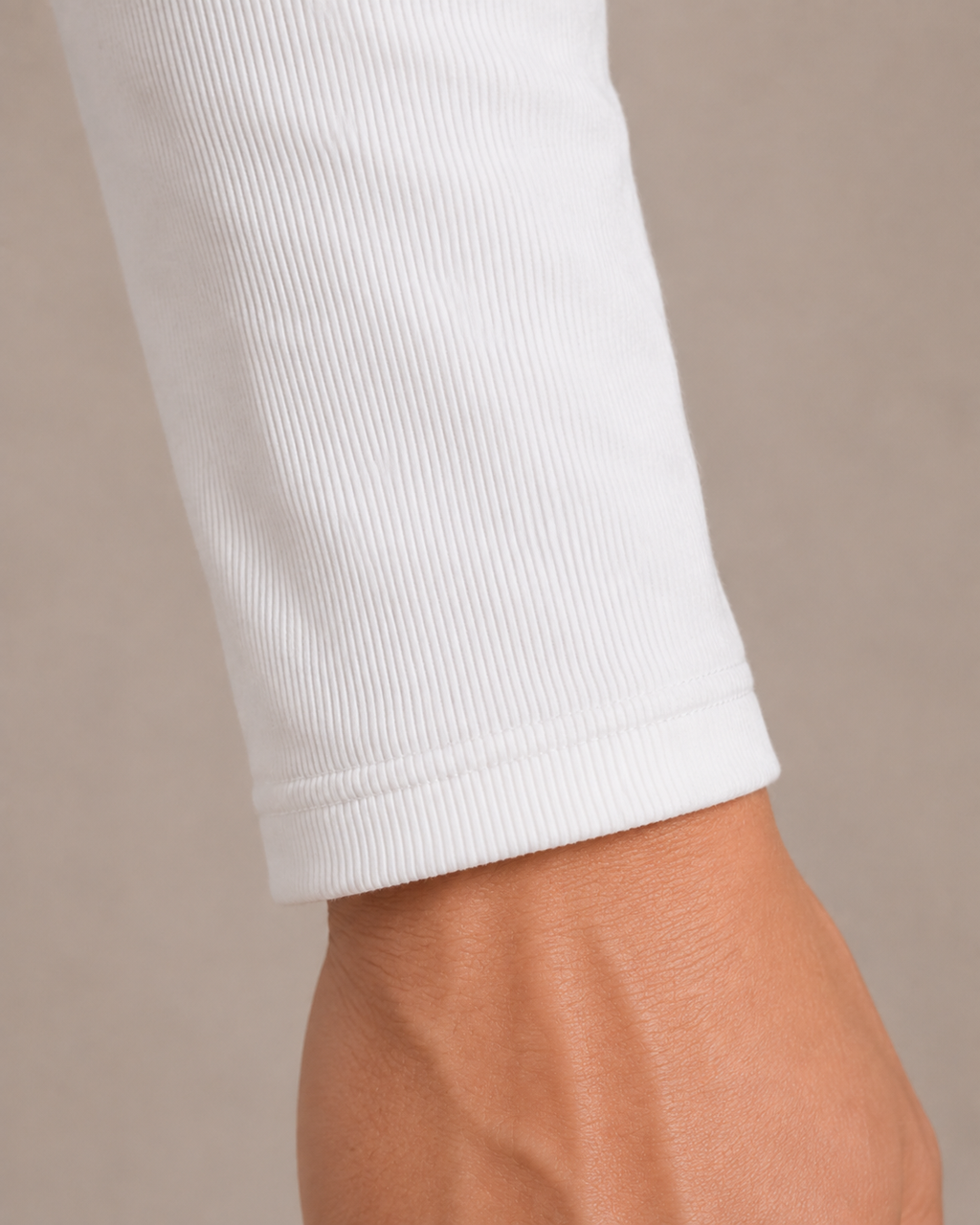 Detail des weißen langen Ärmels und Ärmelabschlusses am ÜRON Signature Henley.