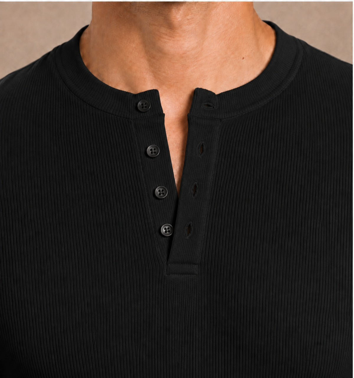 Schwarzes ÜRON Signature Henley am Model – Nahaufnahme von Halsausschnitt und Knopfleiste.