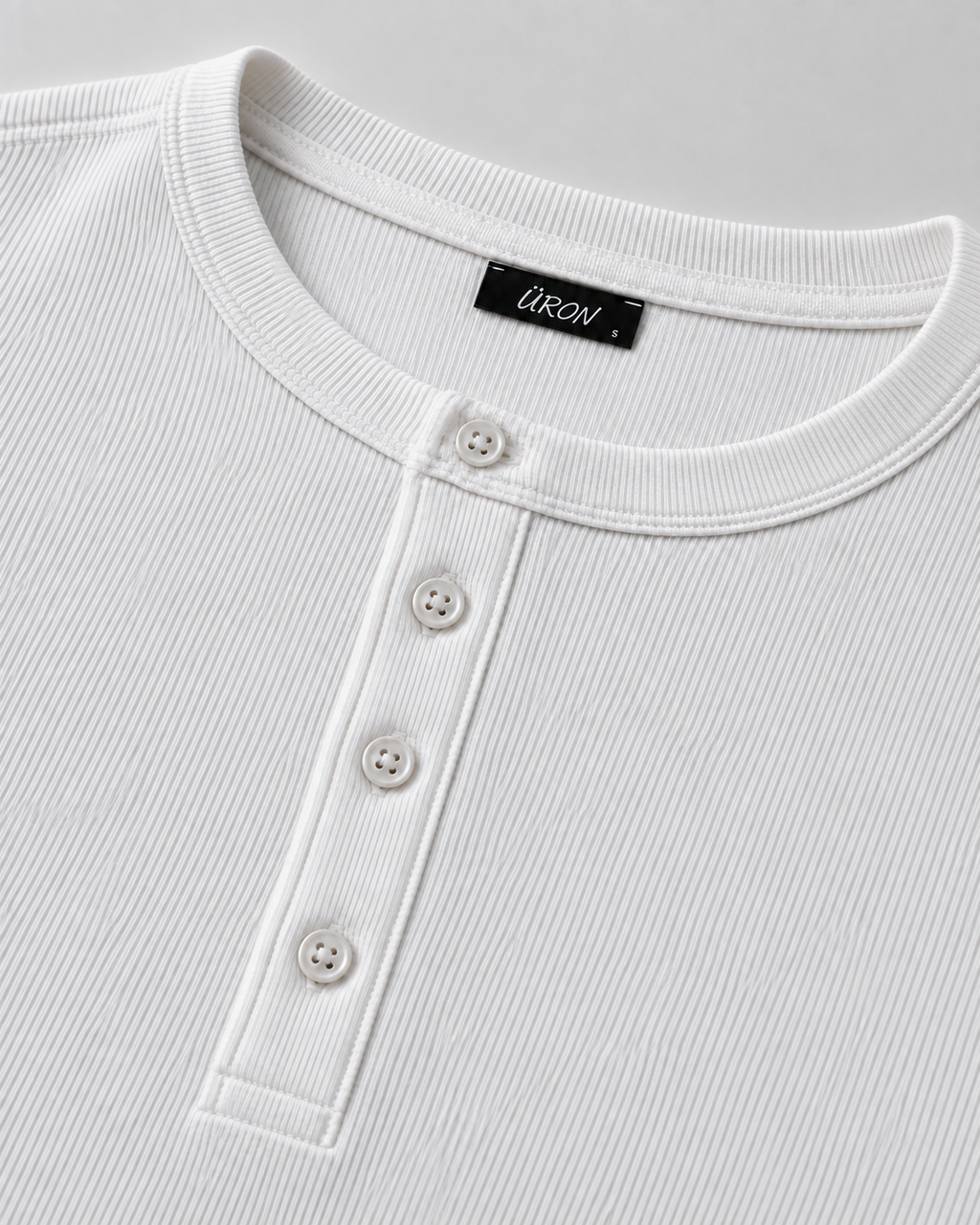 ÜRON Signature Henley in Weiß – Detail der Vier-Knopf-Leiste und des Halsausschnitts.