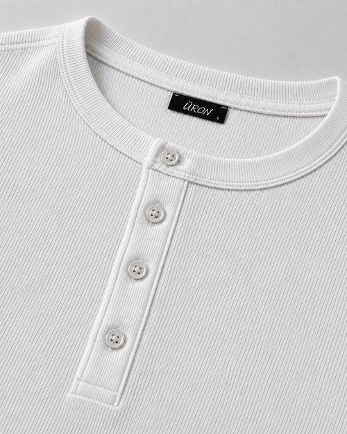 ÜRON Signature Henley in Weiß – Detail der Vier-Knopf-Leiste und des Halsausschnitts.
