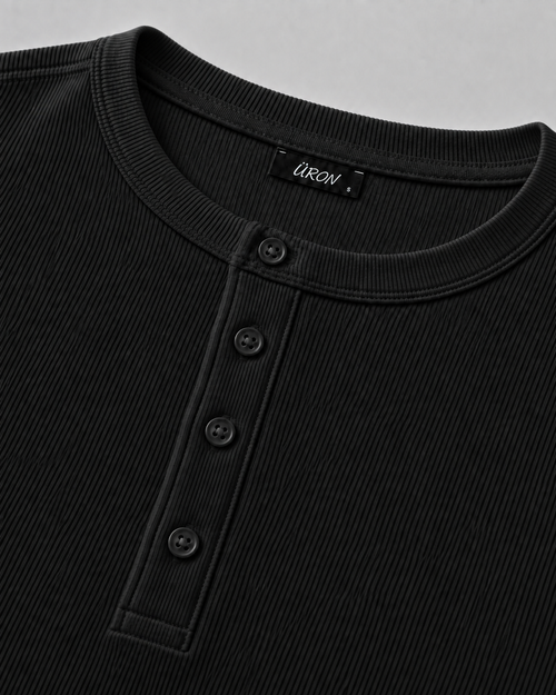 ÜRON Signature Henley in Schwarz – Detail der Vier-Knopf-Leiste und des Halsausschnitts.