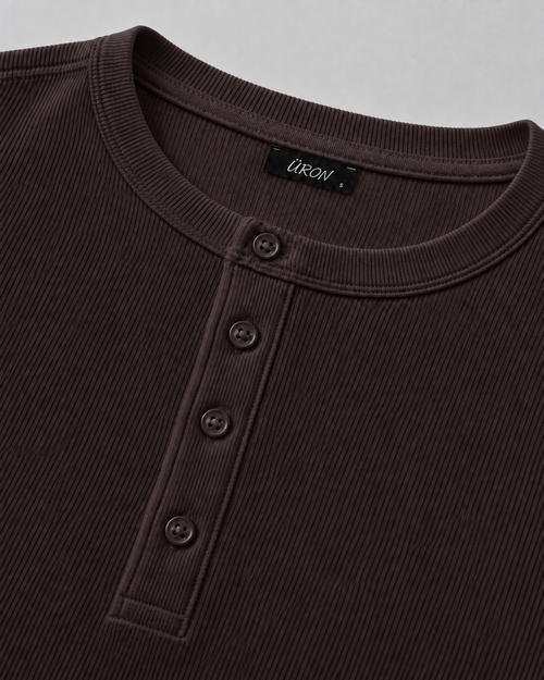 ÜRON Signature Henley in Espressobraun – Detail der Vier-Knopf-Leiste und des Halsausschnitts.